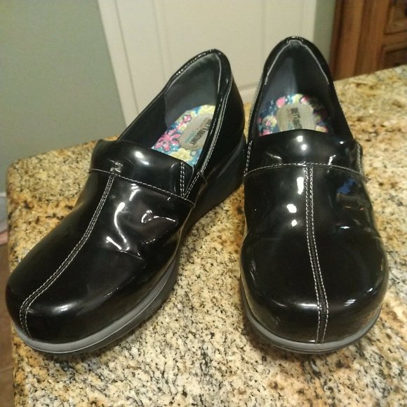 Grey's Anatomy Womens Size 10.5M Patent Black Non Slip Nursing Clogs by Softwalk - Picture 3 of 12